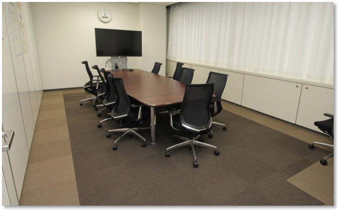 PCコミュニケーションズ様の中会議室